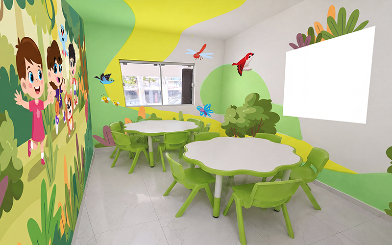 Sala Floresta da Knowa com decoração de natureza, mesas infantis verdes e personagens na parede