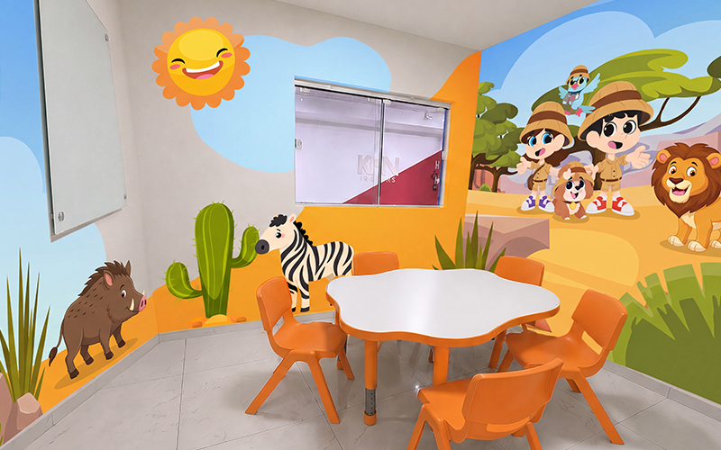 Sala Safari da Knowa com mobiliário infantil laranja, animais e personagens exploradores